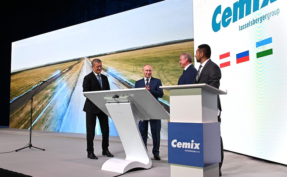 The ceremony to launch the first unit of the Cemix plant for the production of dry construction mixes (part of Austria’s Lasselsberger Group).