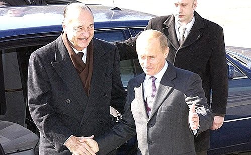 Встреча Президента Франции Жака Ширака у входа в Главный центр испытаний и управления космическими средствами.