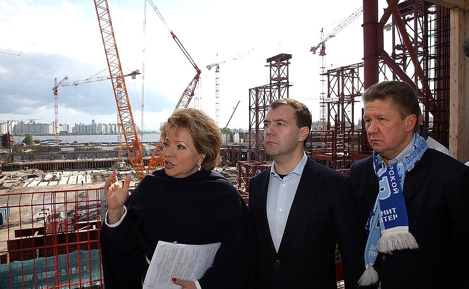 С губернатором Санкт-Петербурга Валентиной Матвиенко и председателем правления компании «Газпром» Алексеем Миллером в ходе осмотра строящегося футбольного стадиона «Зенит-Арена».