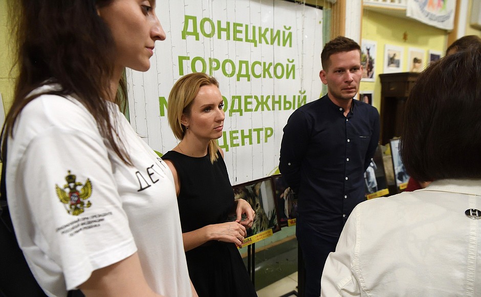 Мария Львова-Белова посетила донецкий штаб гуманитарной акции «Детям – в руки».