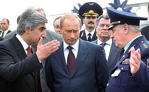 С главнокомандующим ВВС Владимиром Михайловым (на фото справа) и генеральным директором авиационного военно-промышленного комплекса «Сухой» Михаилом Погосяном на VI Международном авиасалоне «МАКС-2003».