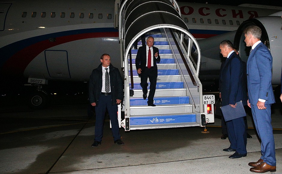 Vladimir Putin arrives in Vladivostok on a working trip. The President is welcomed by Deputy Prime Minister and Presidential Plenipotentiary Envoy to the Far Eastern Federal District Yury Trutnev and Governor of the Primorye Territory Oleg Kozhemyako.