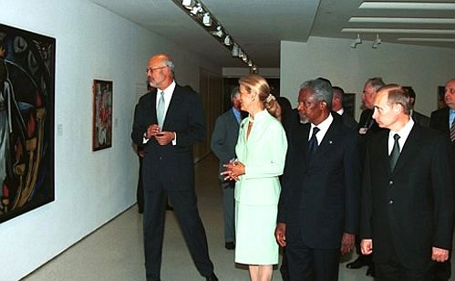 На открытии выставки «Амазонки русского авангарда» в музее Гугенхайма с Генеральным секретарем ООН Кофи Аннаном.