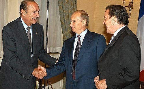 С Президентом Франции Жаком Шираком и Федеральным канцлером ФРГ Герхардом Шрёдером (справа).