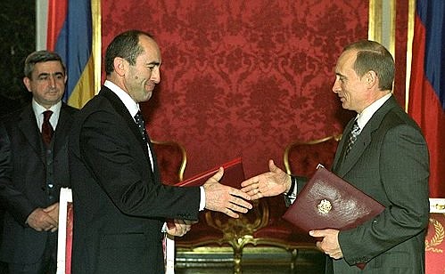 President Putin and Armenian President Robert Kocharian signing a joint statement.