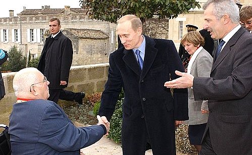 President Putin with Saint Emilion Mayor Jacques Goudineau. To the right is Gironde Department Sub-Prefect Roland Mouchel-Blaisot.