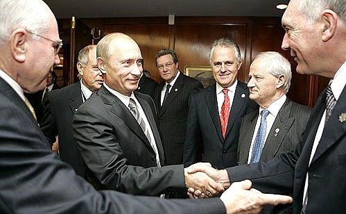 Introducing the delegations before the Russian-Australian talks in an extended format.