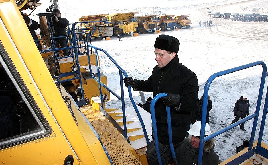 Осмотр горнодобывающей техники во время посещения Кедровского угольного разреза.