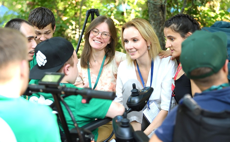 Maria Lvova-Belova visiting an inclusive campus and meeting with project participants, including residents of the Louis Quarter, her Penza-based project.