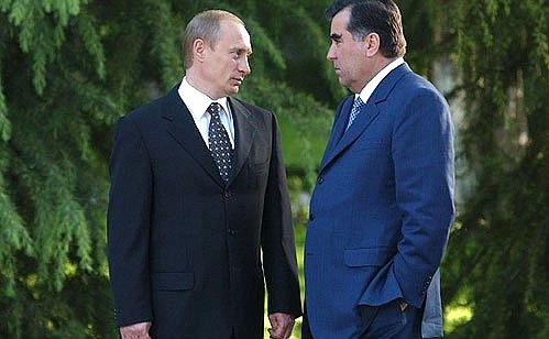 С Президентом Таджикистана Эмомали Рахмоновым перед началом российско-таджикистанских переговоров в расширенном составе.