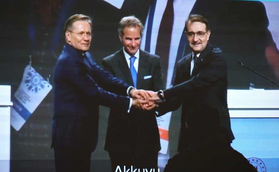 From left, Rosatom CEO Alexei Likhachyov, IAEA CEO Rafael Grossi, and Minister of Energy and Natural Resources of Turkiye Fatih Dönmez during the ceremony marking the delivery of Russian-made nuclear fuel to Unit 1 of Turkiye’s Akkuyu NPP.