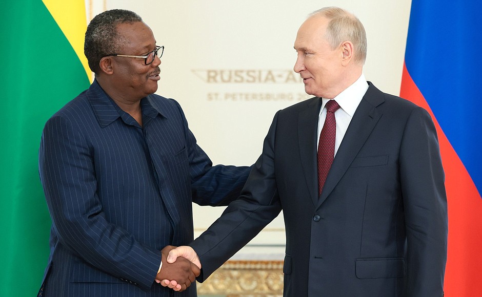 С Президентом Республики Гвинея-Бисау Умару Сиссоку Эмбало.