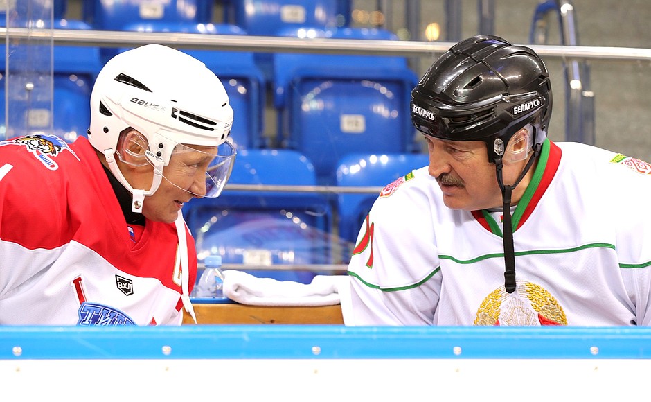 С Президентом Республики Беларусь Александром Лукашенко перед началом игры в хоккей.