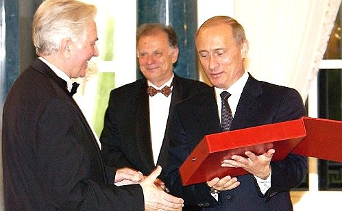 President Putin presenting the Global Energy Prize to Gennady Mesyats.