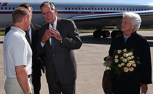В сочинском аэропорту с экс-президентом США Джорджем Бушем-старшим и его супругой Барбарой.