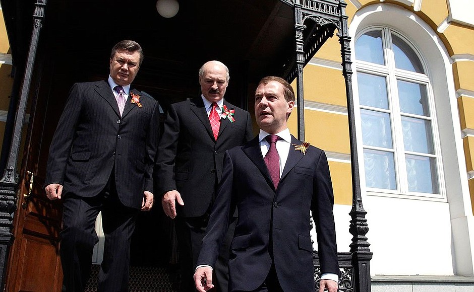 С Президентом Украины Виктором Януковичем (слева) и Президентом Республики Беларусь Александром Лукашенко.