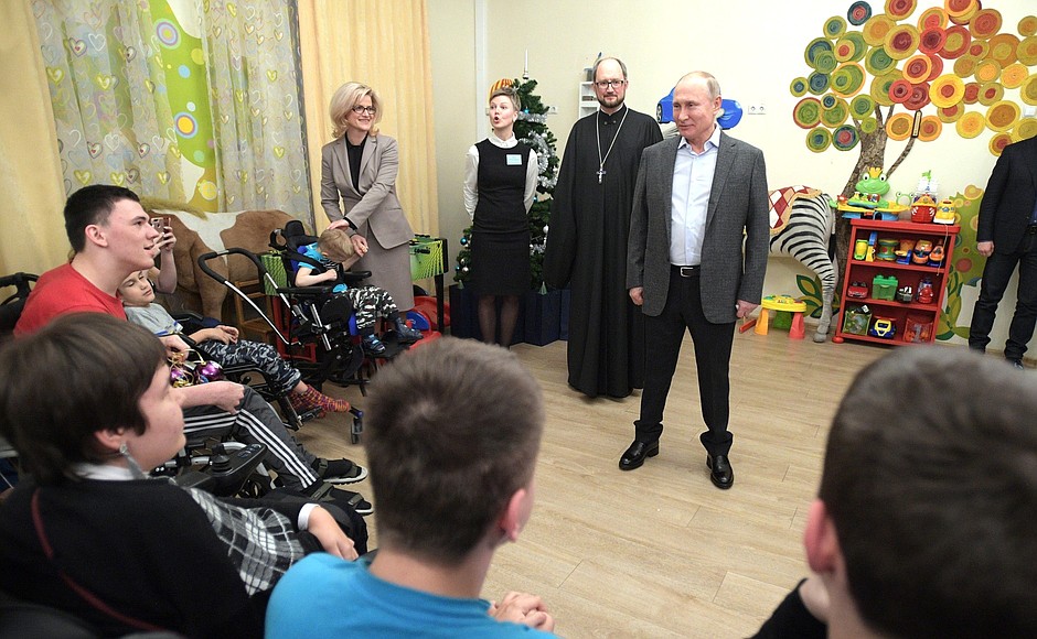 Vladimir Putin congratulated staff and patients of the children’s hospice on the New Year and Christmas.