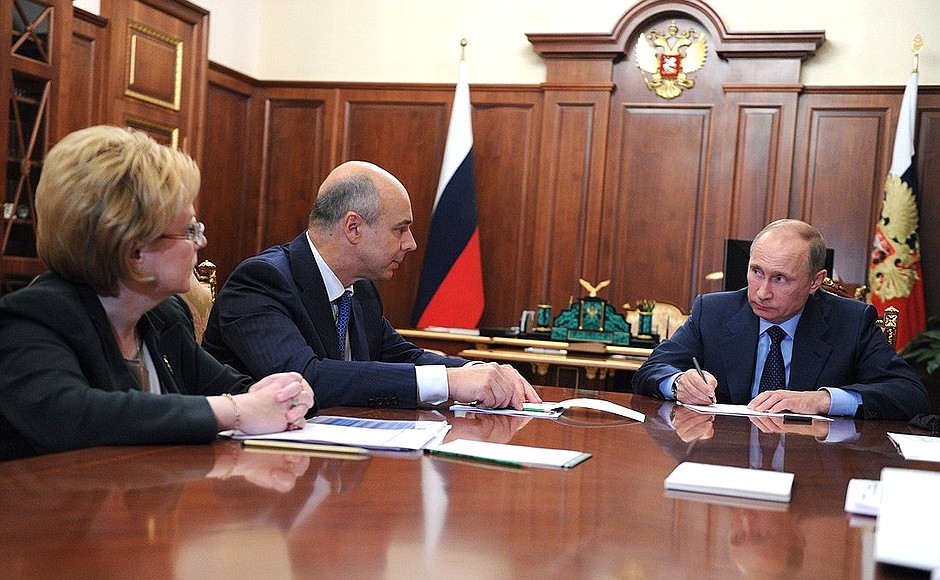 Meeting with the ministers of finance, labour, healthcare, and defence. With Healthcare Minister Veronika Skvortsova and Finance Minister Anton Siluanov.