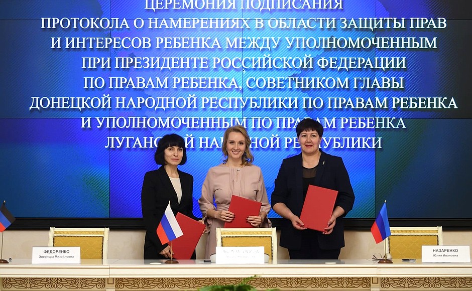 Maria Lvova-Belova and commissioners for Children's Rights of Lugansk and Donetsk people's republics sign a Protocol of Intent.