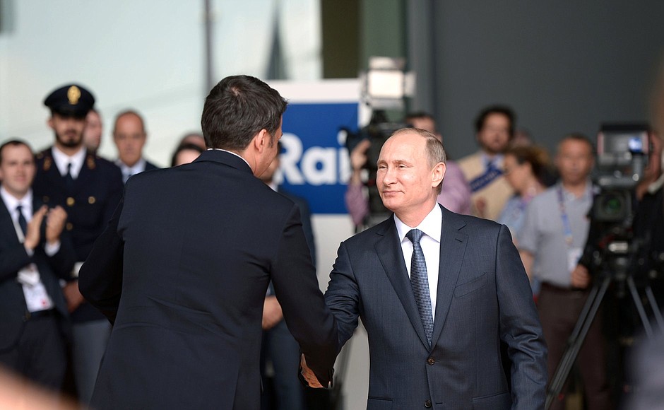 С Председателем Совета министров Италии Маттео Ренци перед началом церемонии открытия Национального дня Российской Федерации на Всемирной универсальной выставке «ЭКСПО-2015».
