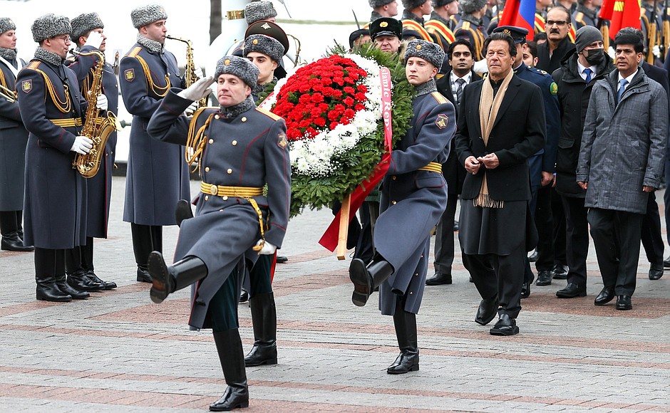 Before Russian-Pakistani talks, Prime Minister of Pakistan Imran Khan laid a wreath at the Tomb of the Unknown Soldier by the Kremlin wall.