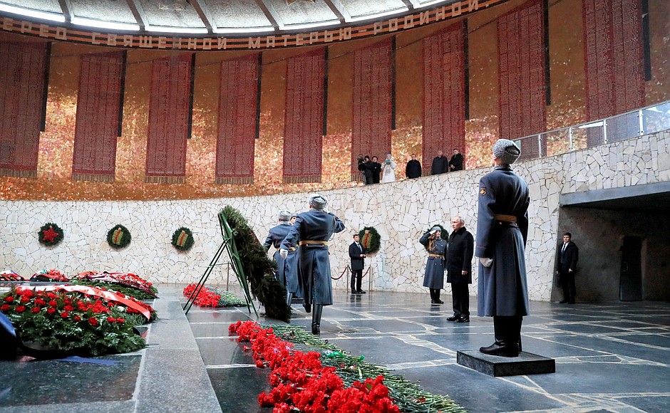 В 80-ю годовщину победы в Сталинградской битве Владимир Путин возложил венок к Вечному огню в Зале воинской славы на Мамаевом кургане.