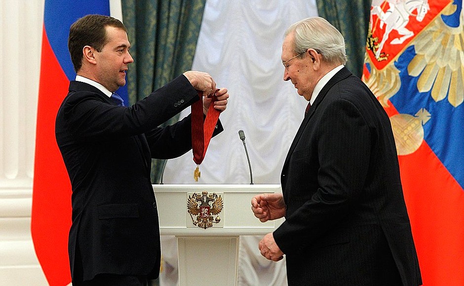 Presenting state decorations. Anatoly Granov, director of the Russian Research Centre for Radiology and Surgical Technology, was awarded the Order for Services to the Fatherland, II degree.