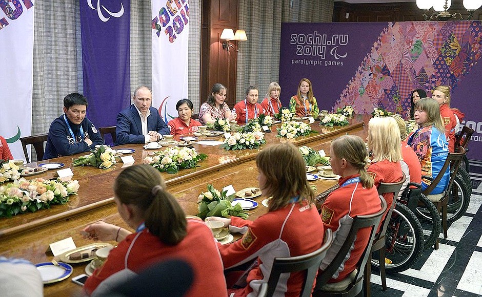 В Международный женский день Владимир Путин встретился с представительницами паралимпийской сборной России и волонтёрами.