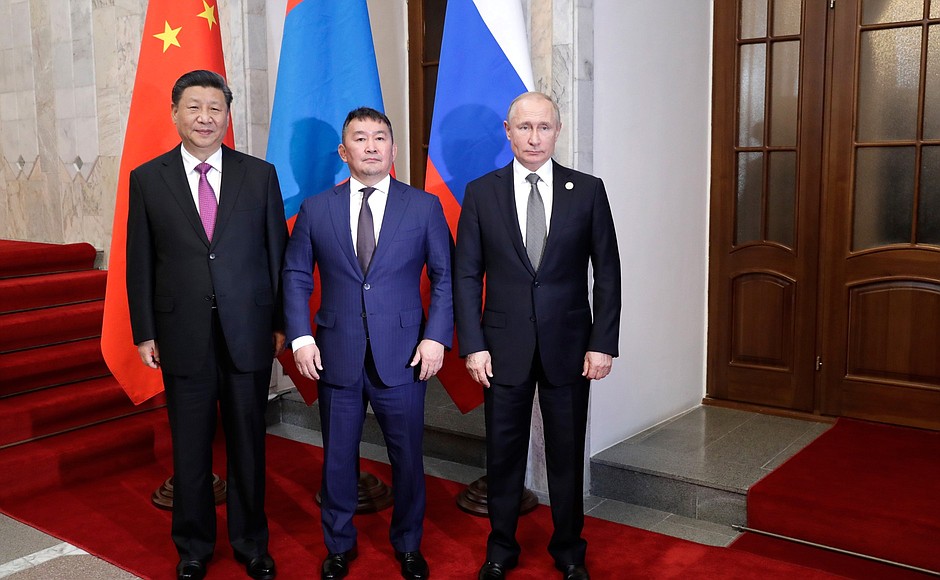 С Председателем Китайской Народной Республики Си Цзиньпином и Президентом Монголии Халтмагийн Баттулгой.