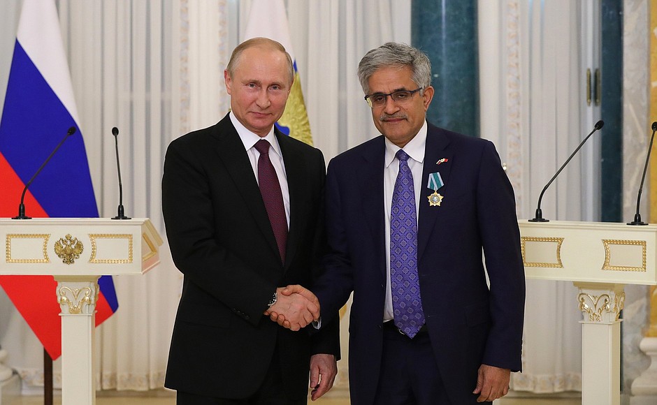 Meeting with members of the International Advisory Board of the Russian Direct Investment Fund (RDIF) and representatives of the international investment community. Vladimir Putin awards the Order of Friendship to CEO of Mumtalakat Holding Company (Bahrain) Mahmood Hashim Al Kooheji.