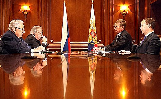 С бывшим госсекретарём США Генри Киссинджером (слева на первом плане) и президентом Торгово-промышленной палаты Евгением Примаковым.