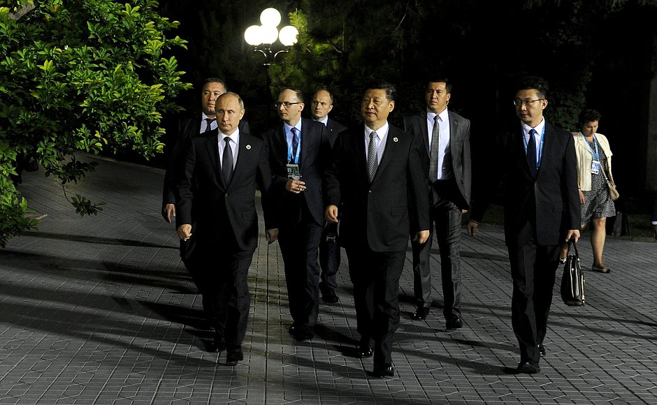 Перед началом встречи с Председателем Китайской Народной Республики Си Цзиньпином.