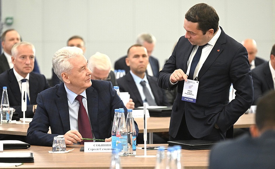 Moscow Mayor Sergei Sobyanin, left, and Murmansk Region Governor Andrei Chibis before an expanded State Council Presidium meeting on the development of the labour market in the Russian Federation.