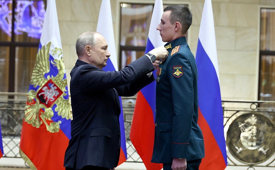 At the ceremony for presenting Gold Star medals of the Hero of Russia to participants in the special military operation who distinguished themselves in combat operations. With Major Andrei Mityashin.