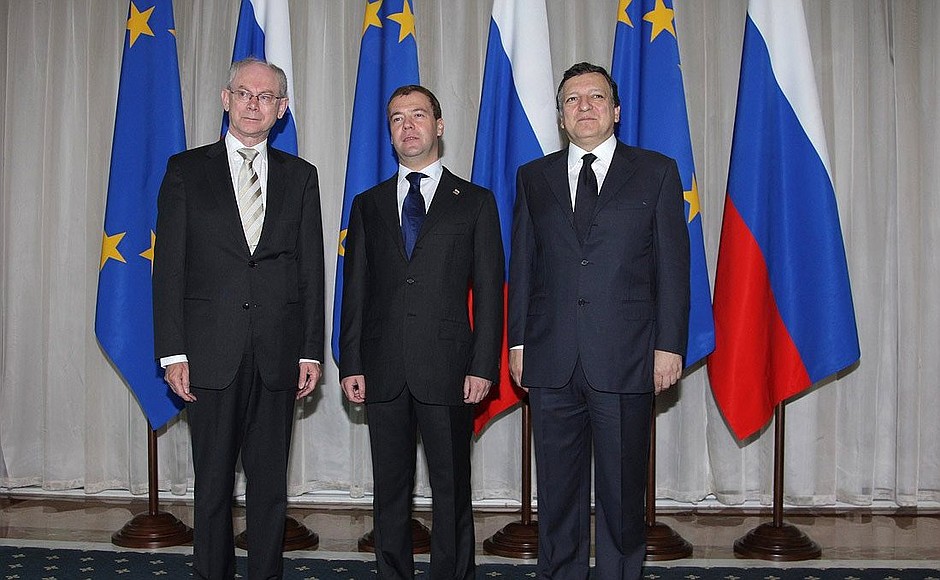 Перед началом встречи на высшем уровне Россия – Европейский союз с Председателем Европейского совета Херманом ван Ромпёем и Председателем Европейской комиссии Жозе Мануэлом Баррозу.