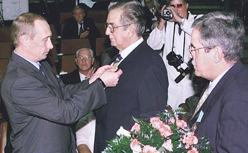 Награждение орденом Дружбы Министра здравоохранения Кубы Карлоса Дотреса Мартинеса (справа) и директора научно-ортопедического комплекса «Франк Паис» Родриго Хосе Альвареса Камбраса (в центре).