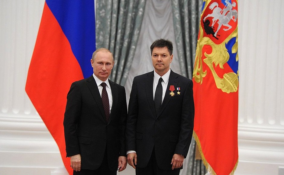 Presenting Russian Federation state decorations. The Order for Services to the Fatherland, IV degree, is awarded to instructor and test cosmonaut Oleg Kononenko.