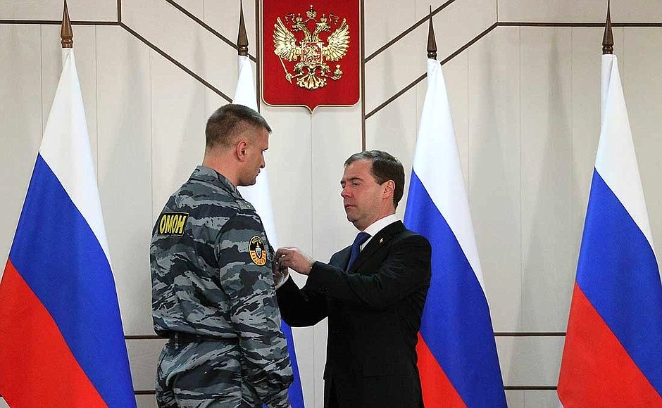 Dmitry Medvedev presents the Order of Honour to Police Force officer Evgeny Markin.