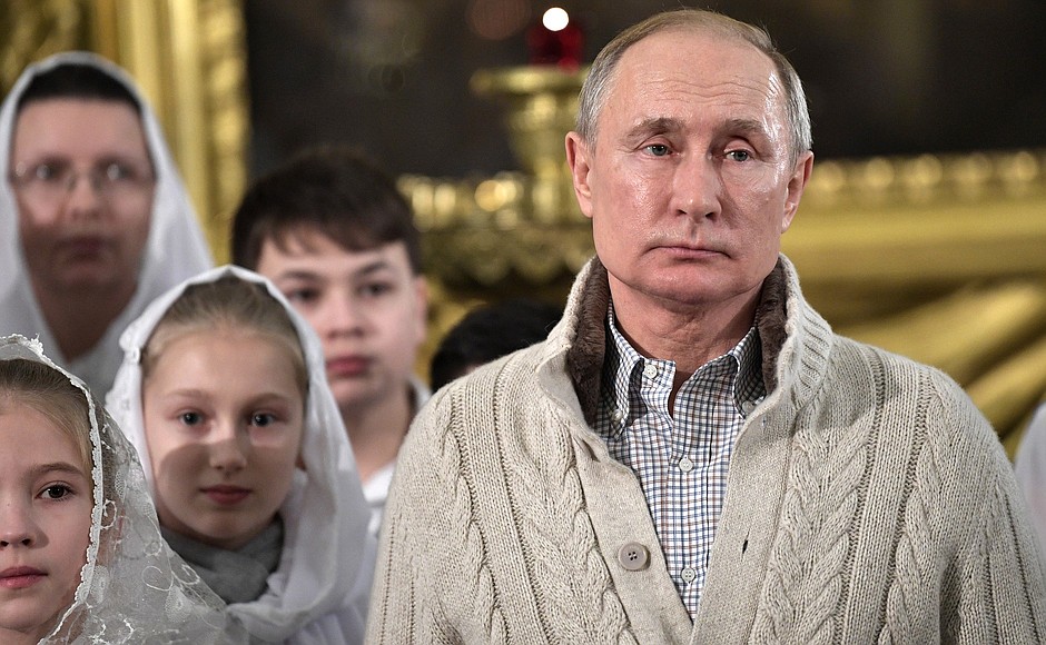 В Рождественскую ночь Владимир Путин присутствовал на богослужении в Спасо-Преображенском соборе в Санкт-Петербурге.