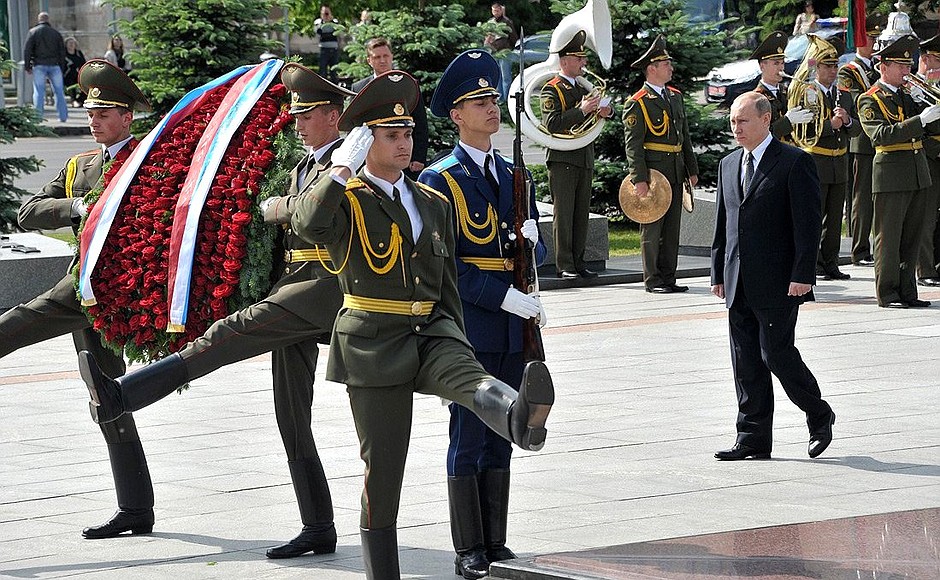 Церемония возложения венка к монументу Победы.