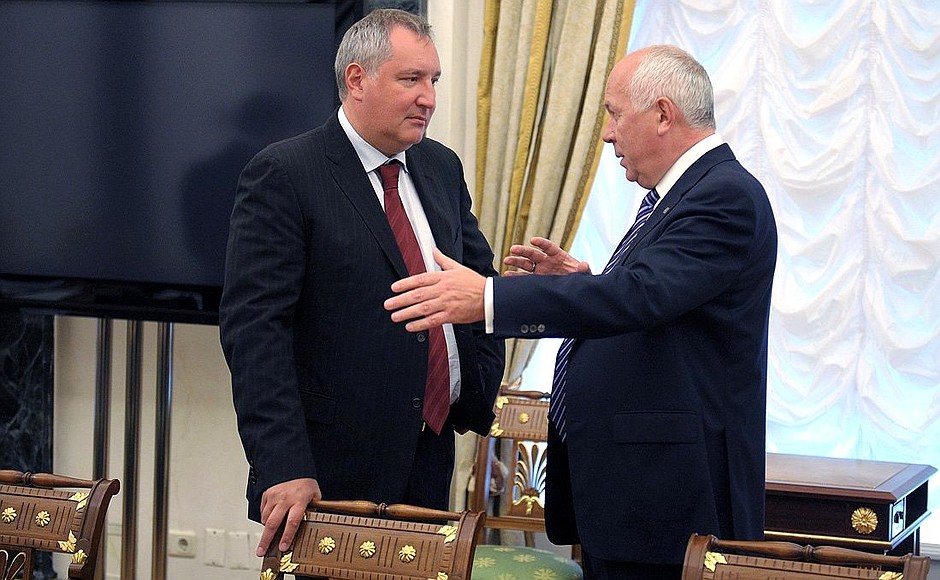 Before the meeting on drafting the 2016–2025 State Armament Programme. Deputy Prime Minister Dmitry Rogozin (left) and General Director of Rostec State Corporation Sergei Chemezov.