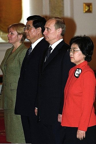 С Председателем КНР Ху Цзиньтао, его супругой Лю Юнцин и Людмилой Путиной.