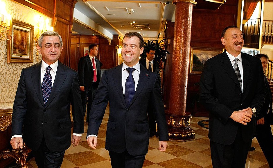 С Президентом Азербайджана Ильхамом Алиевым (справа) и Президентом Армении Сержем Саргсяном.