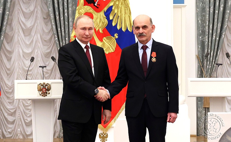 Ceremony for presenting state decorations. Ship pipeline fitter from Northern Machine-building Enterprise Sergei Fedoseyev receives the Order of Alexander Nevsky.