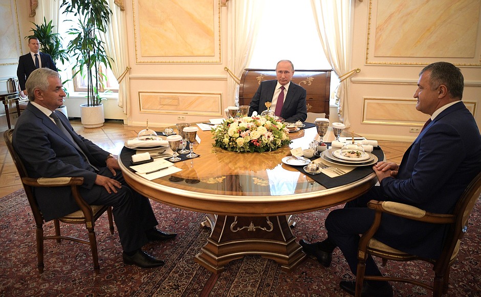 Встреча с Президентом Республики Абхазия Раулем Хаджимбой (слева) и Президентом Республики Южная Осетия Анатолием Бибиловым.