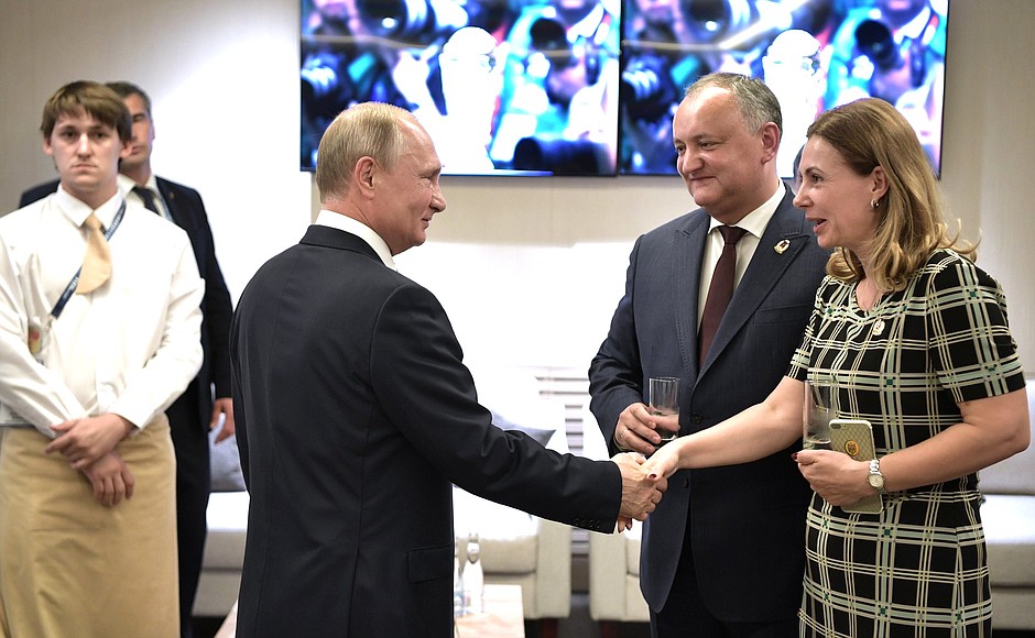 В перерыве финального матча чемпионата мира по футболу Владимир Путин пообщался с гостями турнира. С Президентом Молдовы Игорем Додоном и его супругой Галиной.