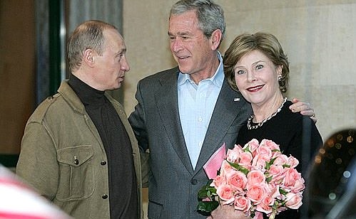 С Президентом США Джорджем Бушем и Лорой Буш.