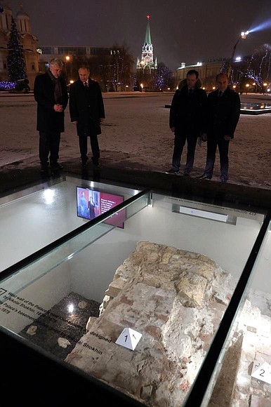 Во время осмотра музея археологических раскопок Московского Кремля.