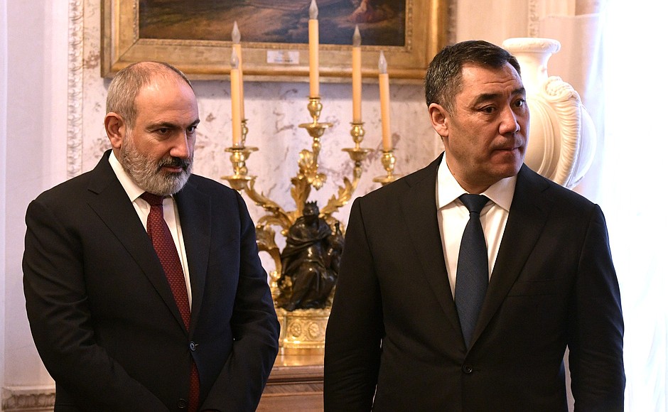 Prime Minister of Armenia Nikol Pashinyan (left) and President of Kyrgyzstan Sadyr Japarov at the Pavlovsk State Museum-Reserve.