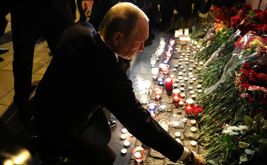 Владимир Путин почтил память погибших при взрыве в метро Санкт-Петербурга.